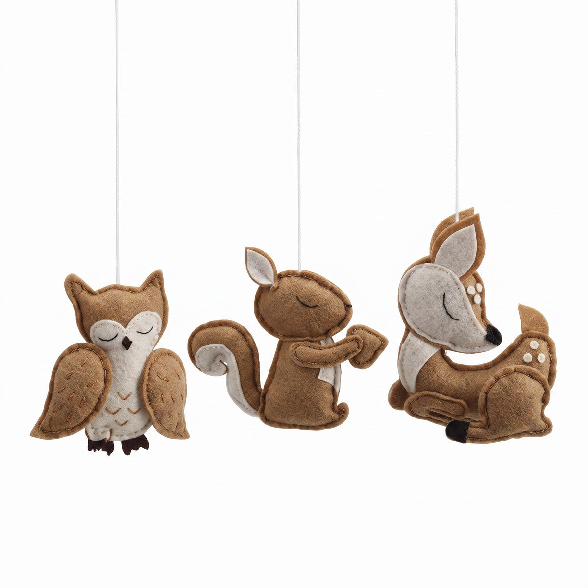 Figurines en feutrine du mobile bébé nature : hibou, écureuil et faon suspendus