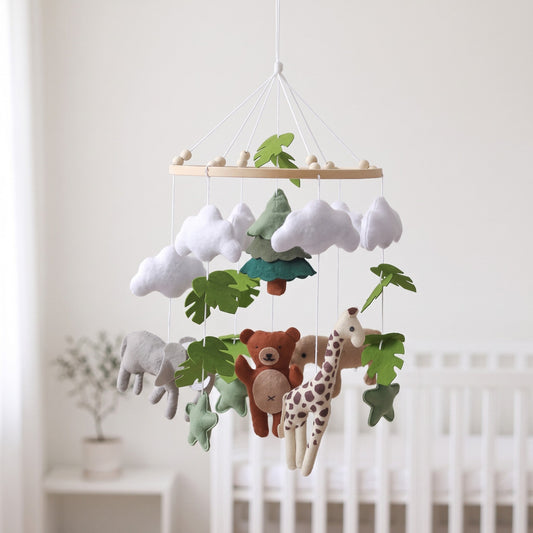 Mobile bébé animaux doux suspendu dans une chambre naturelle et lumineuse
