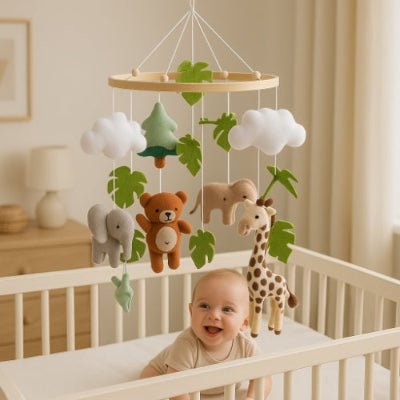 Mobile bébé animaux de la savane en feutrine suspendus sur un anneau en bois naturel