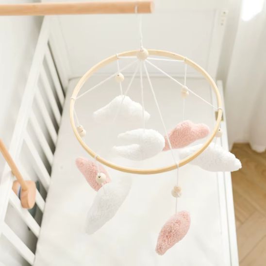 Mobile bébé nuages et lune idéal comme cadeau de naissance