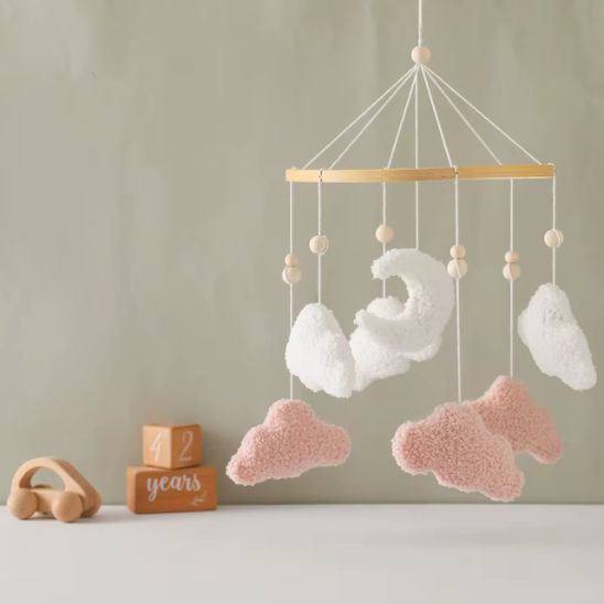 Mobile bébé nuages et lune créant un cocon rassurant