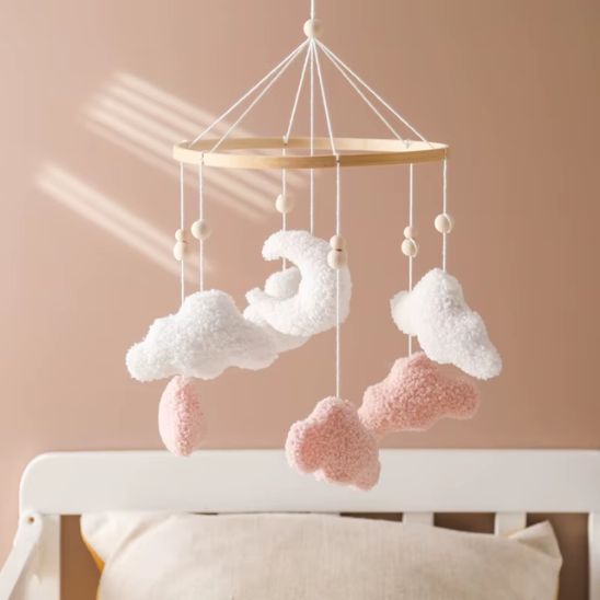Mobile bébé nuages et lune suspendu au-dessus du berceau de bébé
