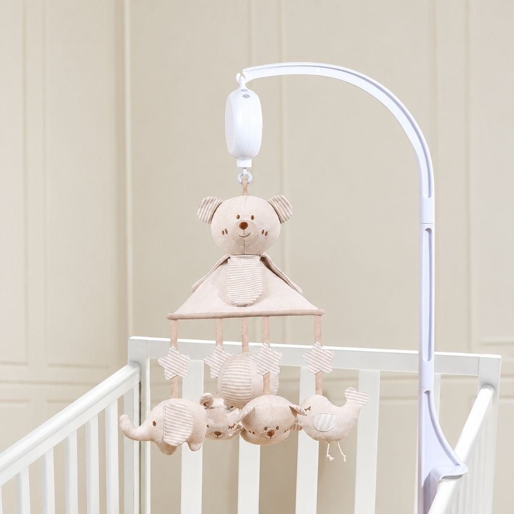 mobile bébé ours en coton naturel avec bras blanc et boîte à musique au-dessus d'un lit blanc