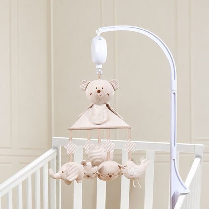 mobile bébé ours en coton naturel avec bras blanc et boîte à musique au-dessus d'un lit blanc