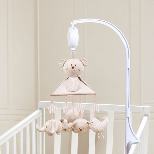 mobile bébé ours en coton naturel avec bras blanc et boîte à musique au-dessus d'un lit blanc
