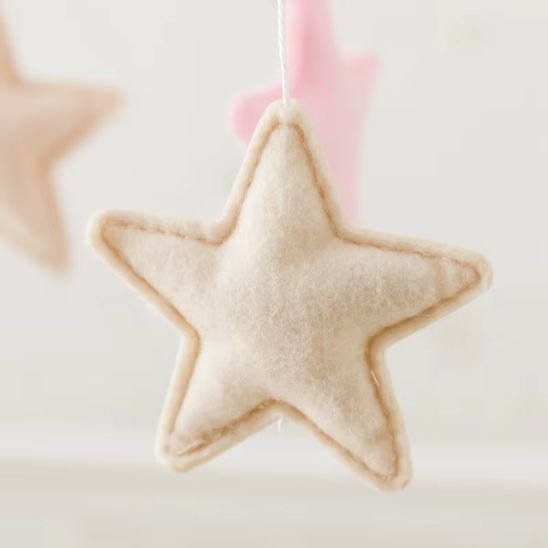 Mobile bébé ourson rose créant une ambiance cocon rassurante