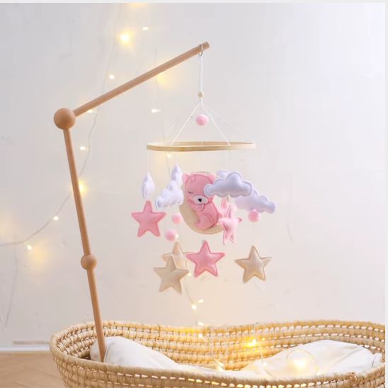 Mobile bébé ourson rose au style romantique et délicat