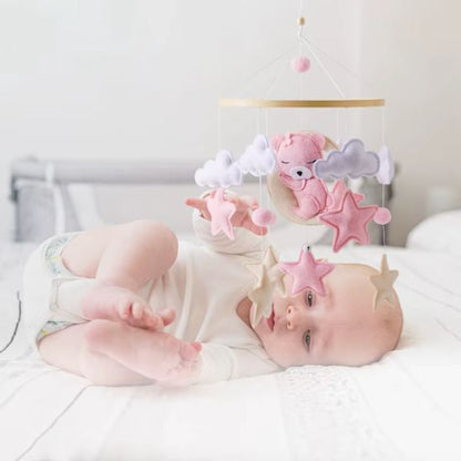 Mobile ourson rose bébé pour une décoration poétique et apaisante