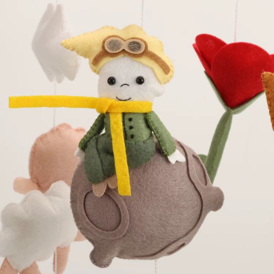 mobile-bebe-petit-prince-detail-personnage-feutrine-fait-main.jpg