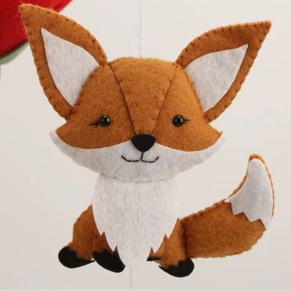 Mobile bebe Petit Prince fait main — renard en feutrine cousu à la main détail