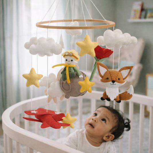 Mobile bebe Petit Prince dans chambre bébé — bébé qui regarde le mobile feutrine