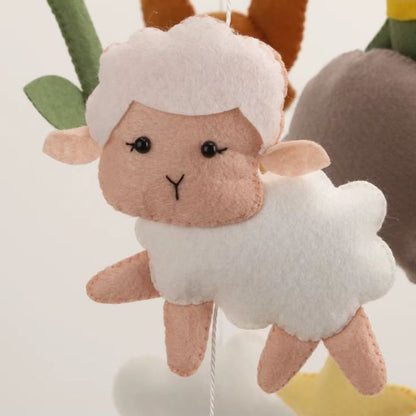 Mobile bebe Petit Prince fait main — mouton en feutrine douce cousu artisanalement