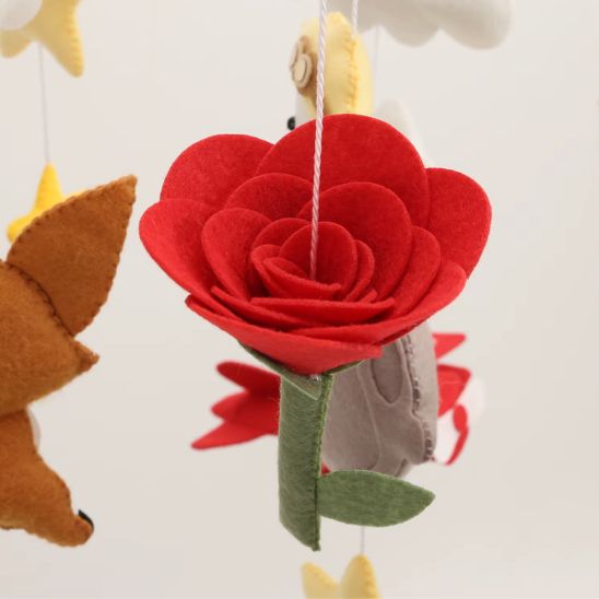 Mobile bebe Petit Prince fait main — rose rouge en feutrine détail artisanal