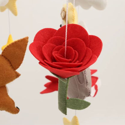 Mobile bebe Petit Prince fait main — rose rouge en feutrine détail artisanal