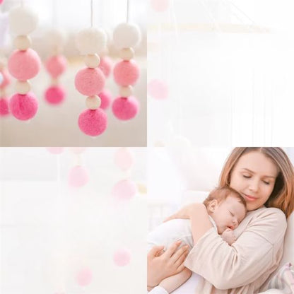 Mobile bébé pompons suspendus au-dessus du lit