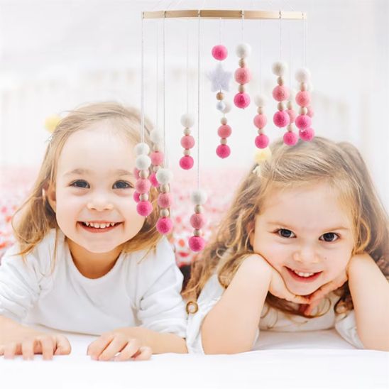 Mobile bébé pompons aux coloris doux pour chambre apaisante