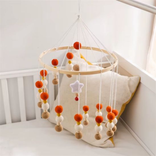Mobile bébé en pompons de feutrine doux et écologiques