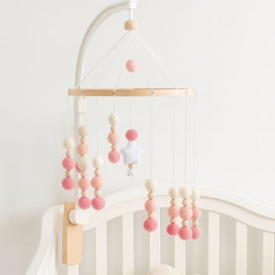 Mobile bébé avec pompons et clochette, style nuage poétique