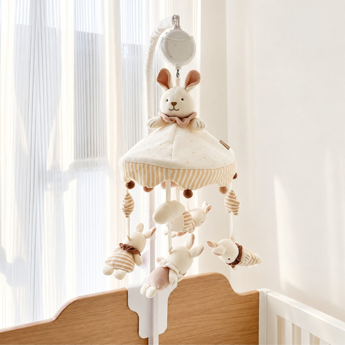 mobile bébé silencieux Lapin Royal crème avec lapin au col fleuri et pompons chocolat
