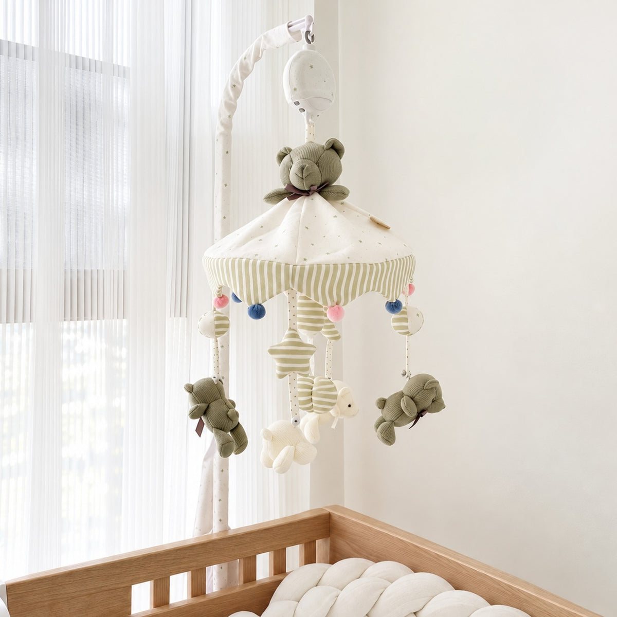 mobile bébé silencieux Ourson Royal avec oursons en tricot vert sauge, étoiles et pompons