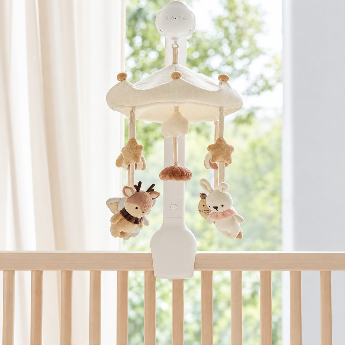 mobile bébé silencieux Petite Cour modèle Prairie avec faon, lapin et lion fixé sur un lit en bois