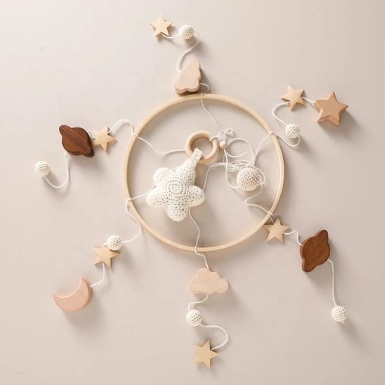 Mobile bébé étoile suspendu dans une chambre d’enfant