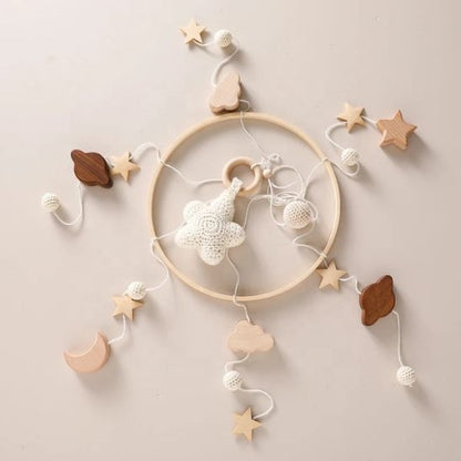 Mobile bébé étoile suspendu dans une chambre d’enfant