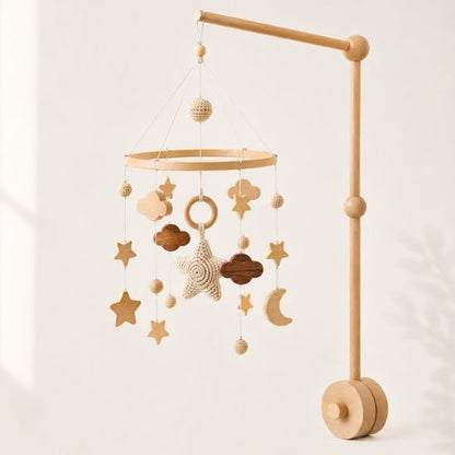 Mobile bébé Univers Étoiles installé sur son bras de support en bois naturel