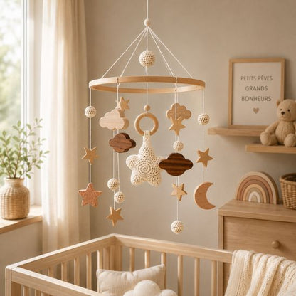 Mobile bébé univers étoiles suspendu au-dessus du berceau blanc chambre naturelle lumière douce