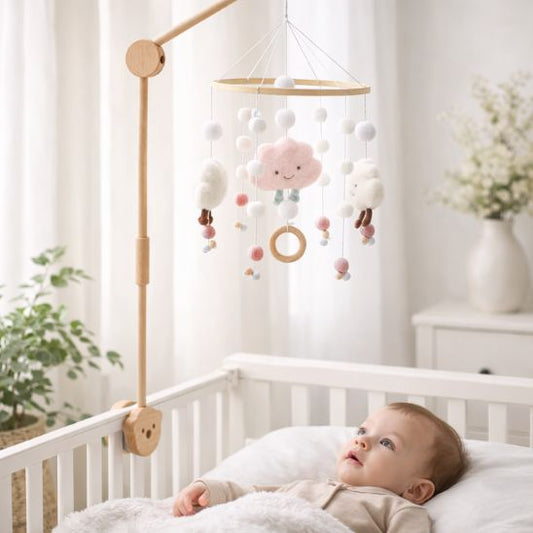Mobile bébé nuage et moutons avec anneau en bois naturel