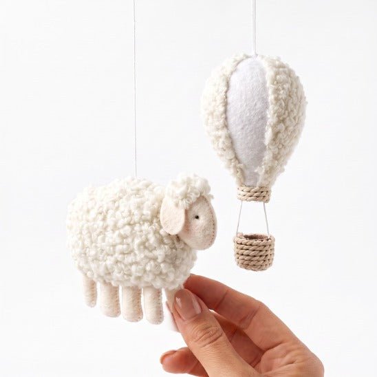 Détail du mouton et de la montgolfière du mobile lit bébé
