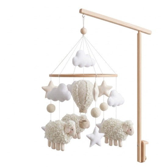 Mobile lit bébé moutons installé sur son bras en bois naturel
