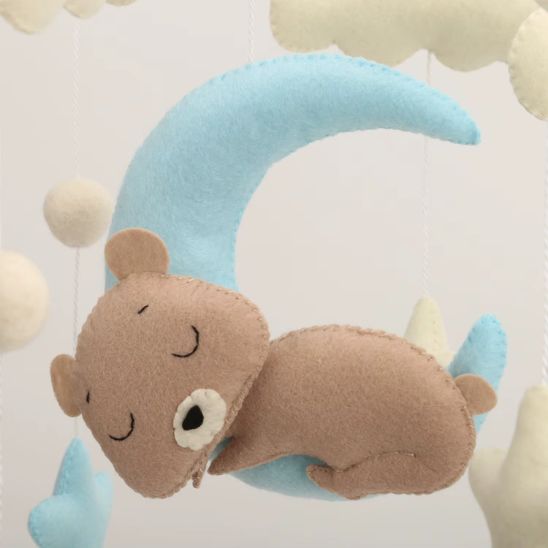 Mobile lit bébé avec boîte musicale et ourson sur lune pour favoriser l’endormissement