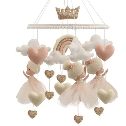 Mobile lit bébé Princesse avec ballerines en tulle rose, couronne dorée et arc-en-ciel, fond blanc