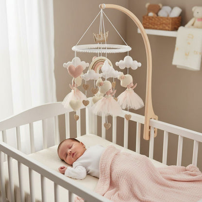 Mobile lit bébé Princesse — bébé endormi sous le mobile ballerines couronne dorée berceau blanc bras en bois naturel