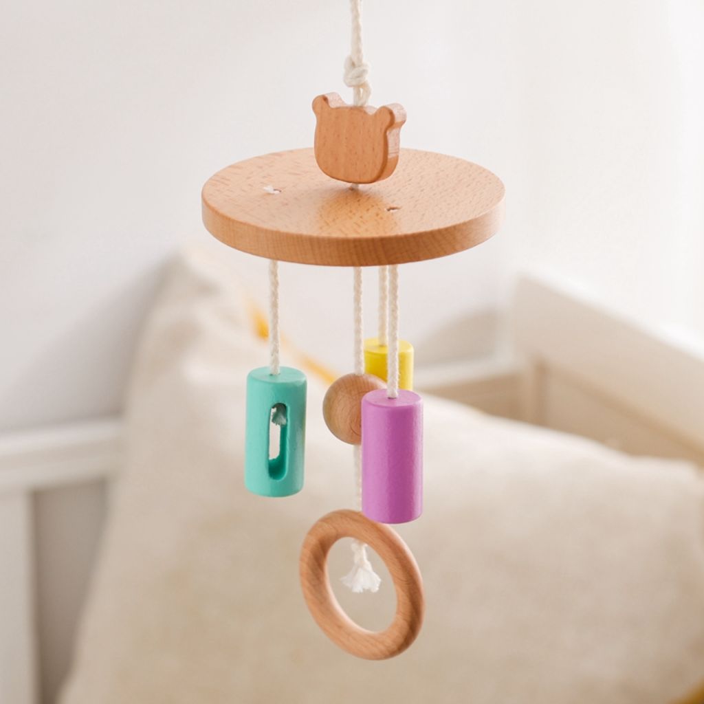 Mobile Montessori en bois naturel pour chambre bébé au style scandinave