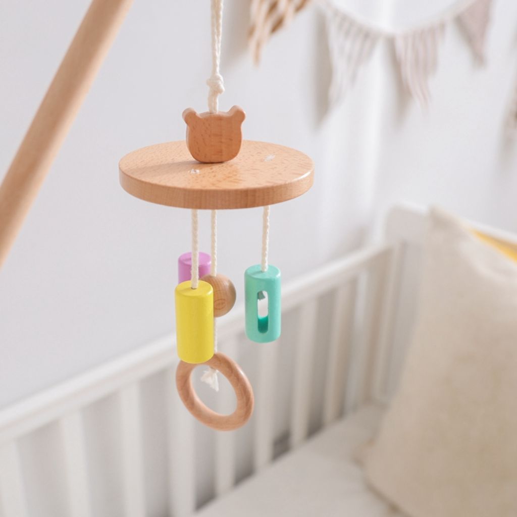 Mobile Montessori en bois avec tête d’ours décorative et formes suspendues
