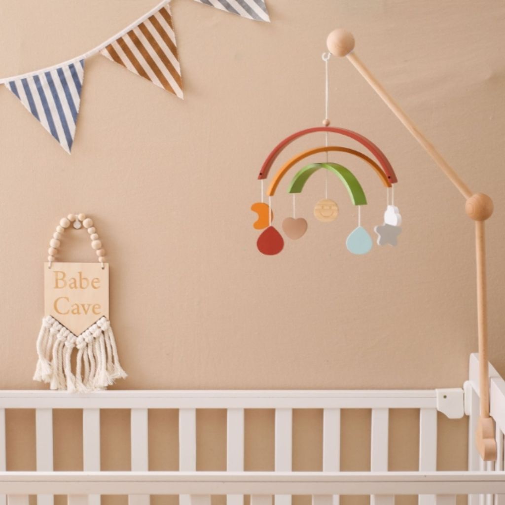 Mobile Montessori avec formes géométriques en bois et anneau suspendu