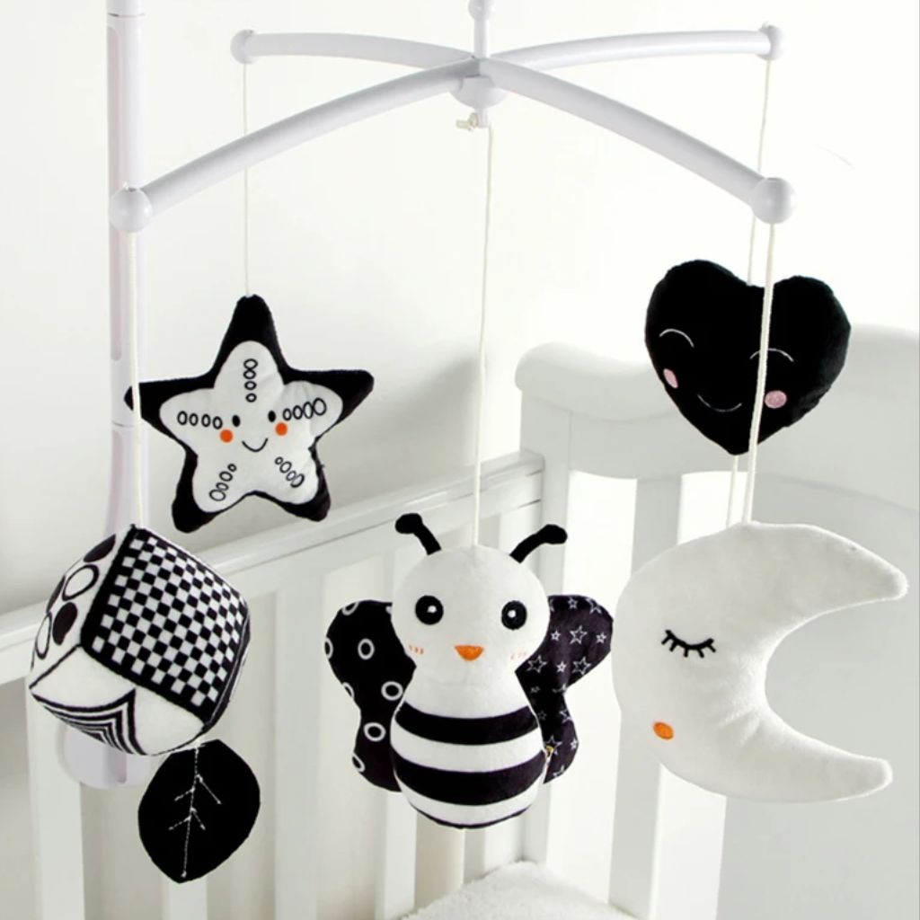 Mobile Montessori noir et blanc favorisant la concentration du nouveau-né