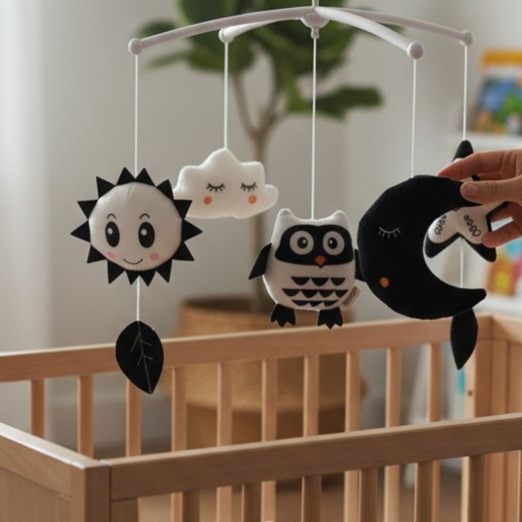 Mobile Montessori design minimaliste noir et blanc pour chambre de bébé