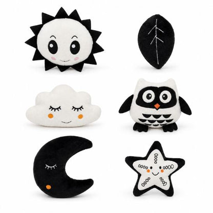 Détail des figurines du mobile Montessori noir et blanc : soleil, feuille, nuage, hibou, lune et étoile