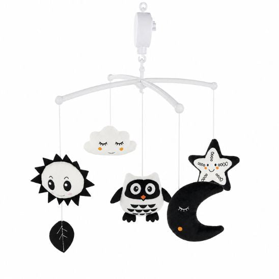 Gros plan sur les figurines suspendues du mobile Montessori noir et blanc