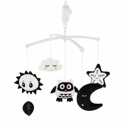 Gros plan sur les figurines suspendues du mobile Montessori noir et blanc