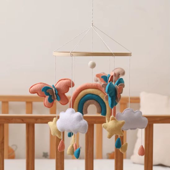 Mobile musical bébé avec papillons en feutrine et arc-en-ciel pastel