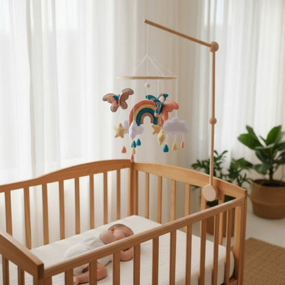 Mobile musical bébé Arc-en-ciel & papillons dans un univers poétique et doux