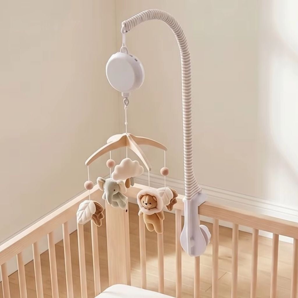 mobile musical bébé bohème avec bras rayé et boîte à musique Perle au-dessus d'un lit en bois