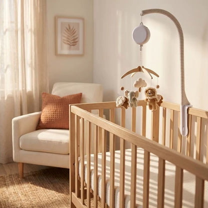 mobile musical bébé bohème lion et éléphant dans une chambre avec fauteuil et coussin terracotta