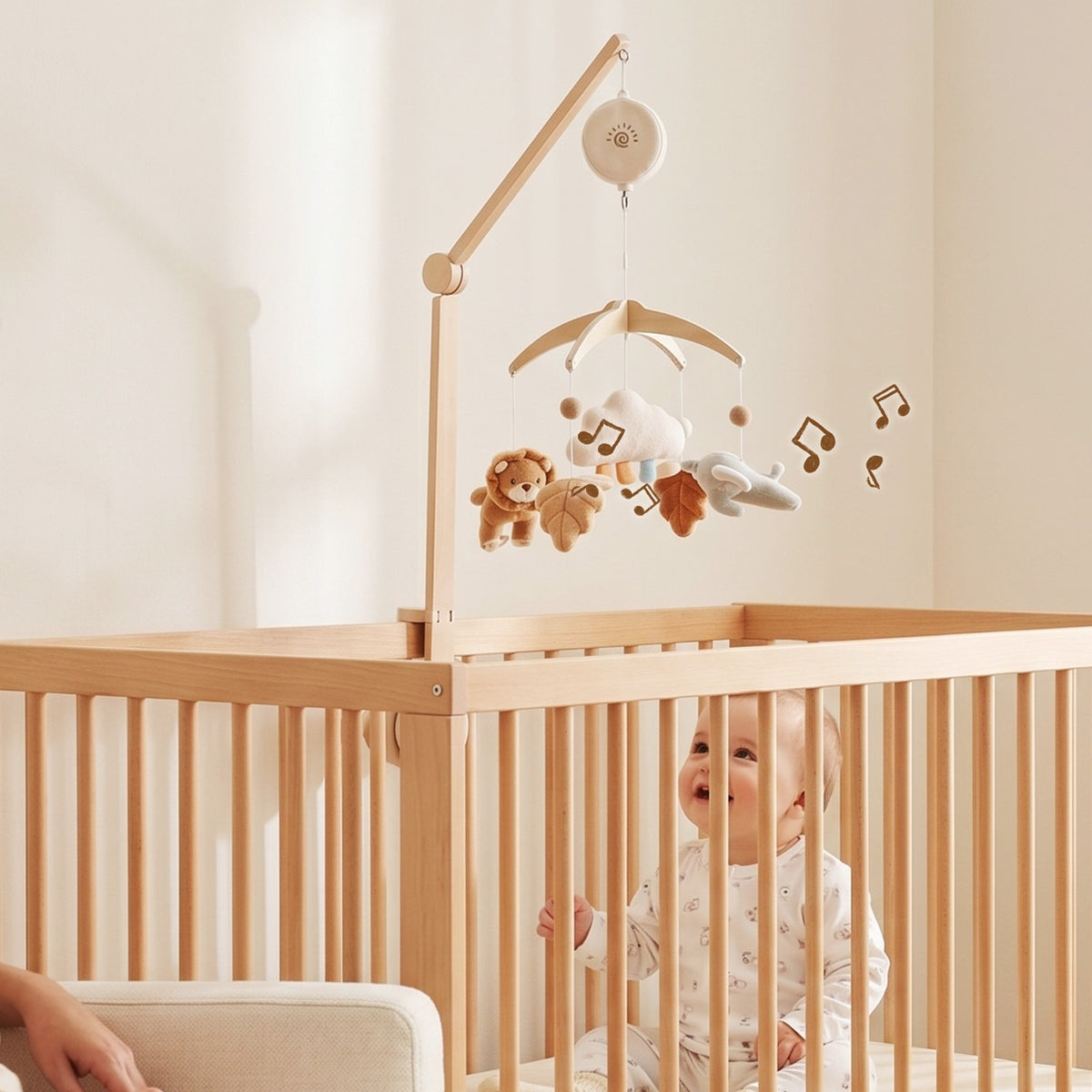 maman et bébé sous le mobile musical bébé bohème lion avec bras en bois et boîte à musique Soleil doux