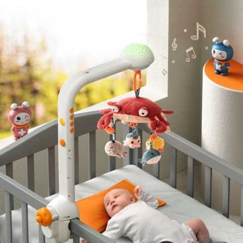 Mobile musical bébé avec support blanc dans une chambre lumineuse
