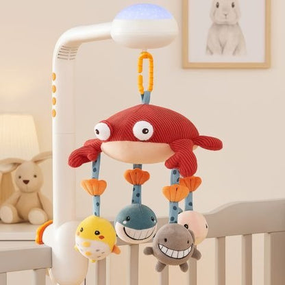 Gros plan sur le crabe en velours côtelé du mobile musical bébé